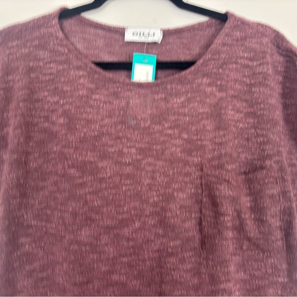 Gilli Crew Neck Burgundy Tee - Picture 2 of 7
